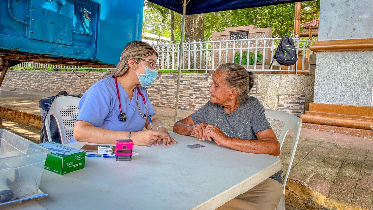 familias-de-sonzacate-reciben-servicios-gratuitos-de-salud-con-la-clinica-movil-municipal-de-sonsonate