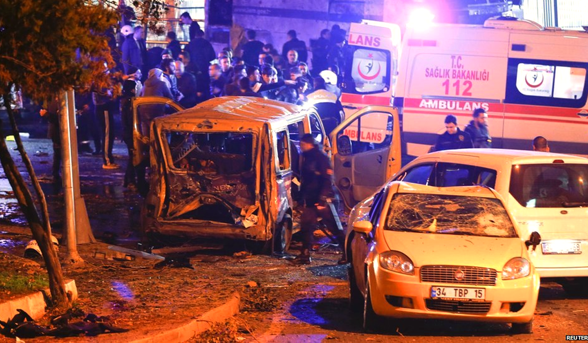 dos-explosiones-dejan-al-menos-20-policias-heridos-afuera-de-un-estadio-en-estambul