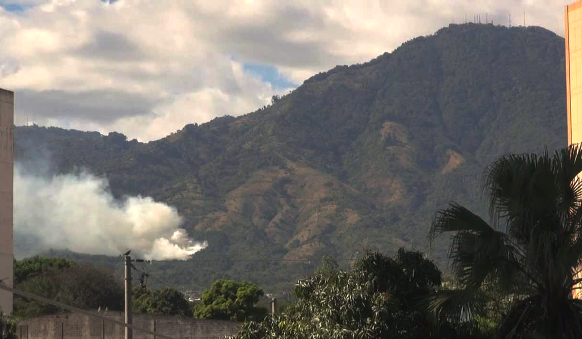 bomberos-sin-poder-controlar-incendio-en-volcan-de-san-salvador-por-segundo-dia-consecutivo