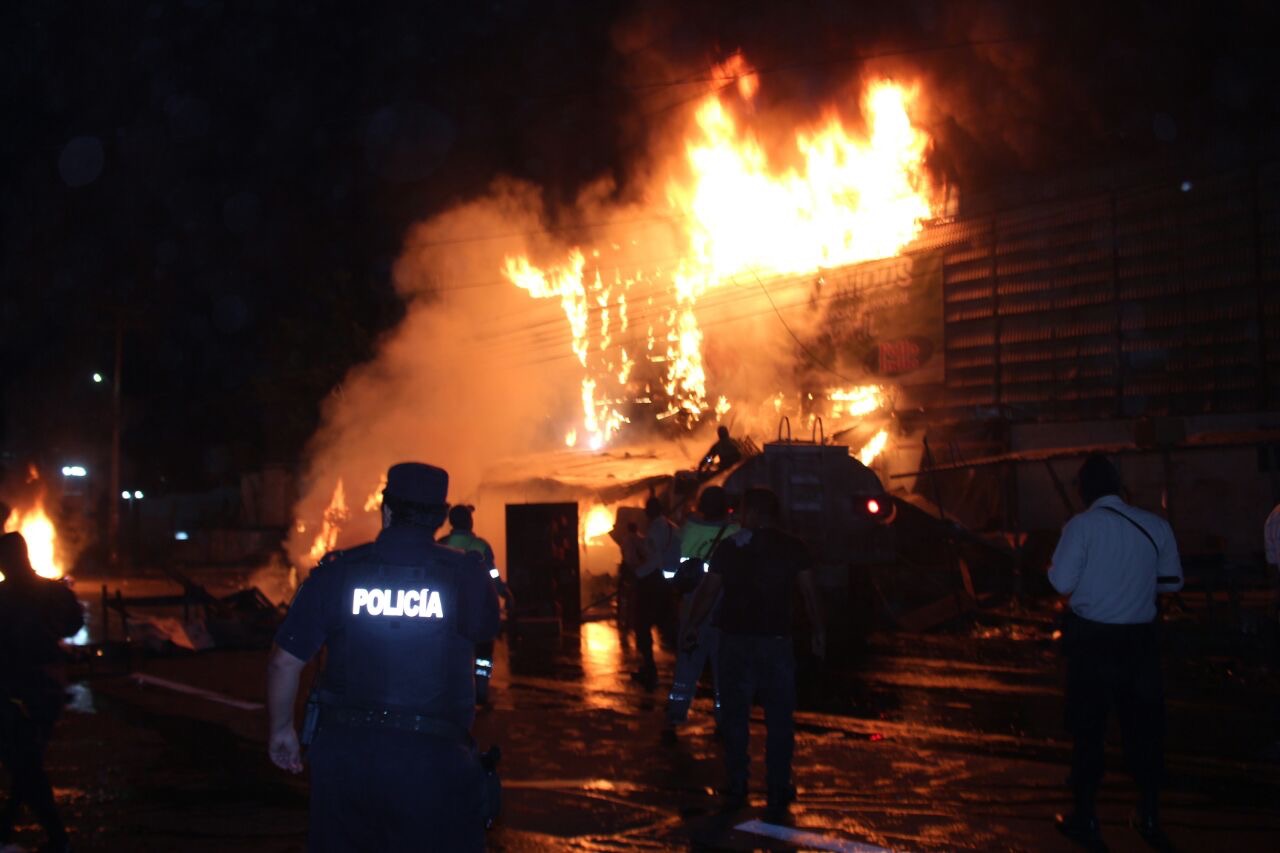 vendedores-desalojados-inician-incendio-en-mercado-zacamil