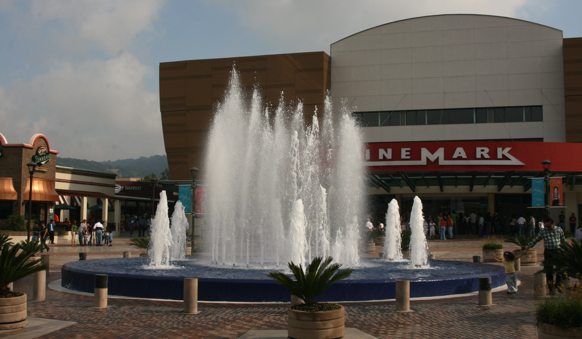 video-denuncian-hurtos-en-los-estacionamientos-de-exclusivo-centro-comercial