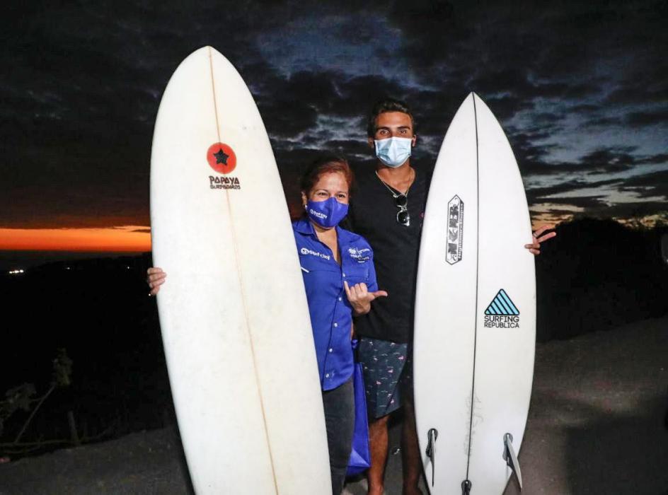 surfista-costarricense-el-salvador-tiene-una-zona-de-playas-demasiado-hermosa