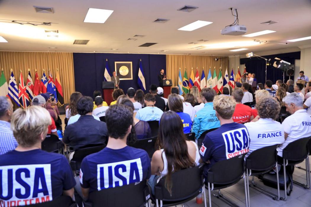 presidente-bukele-recibe-a-surfistas-para-el-surfcity-el-salvador-isa-world-sup-and-paddleboard-2019
