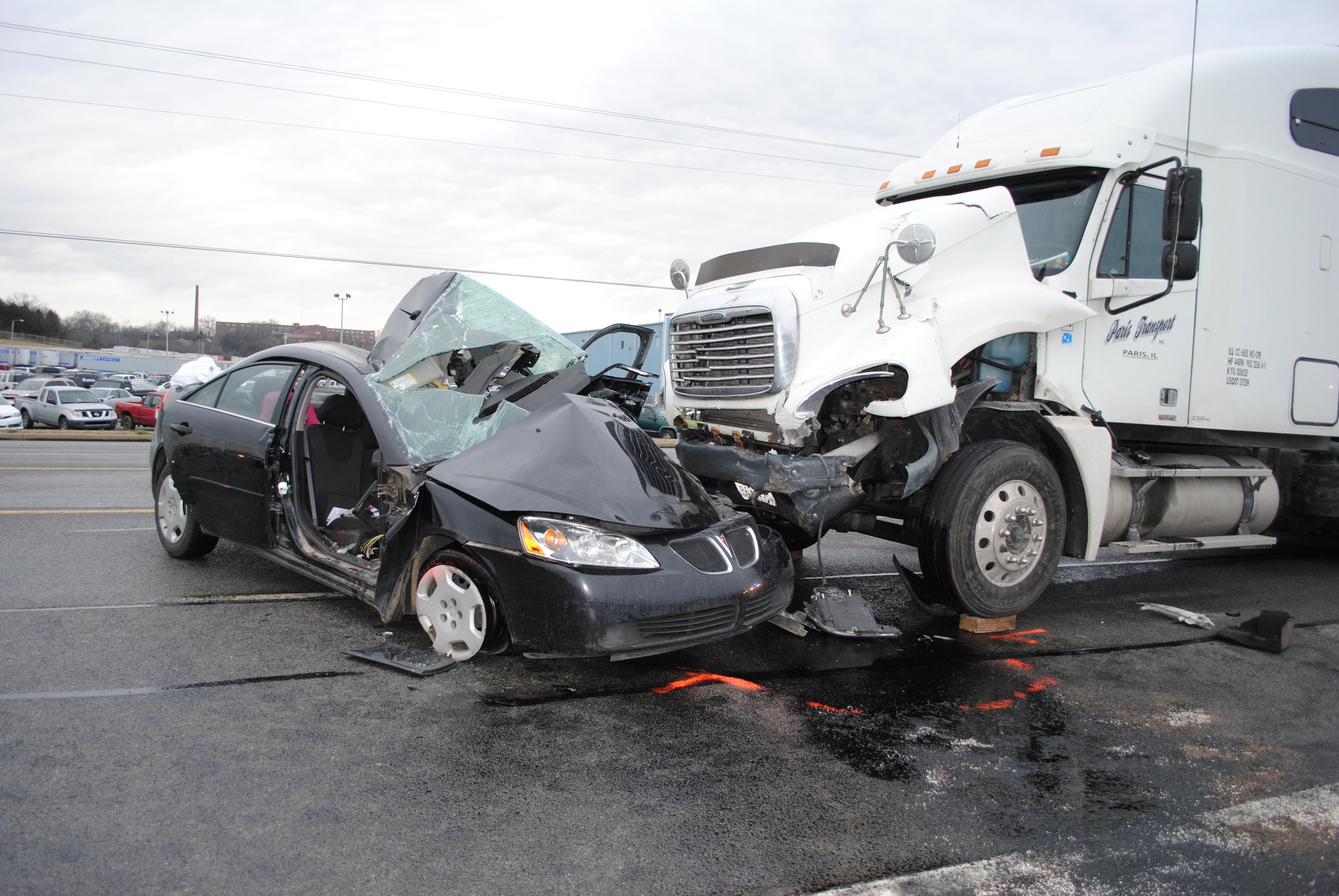 accidente-de-transito-causado-por-una-rastra-deja-lesionados-en-san-salvador