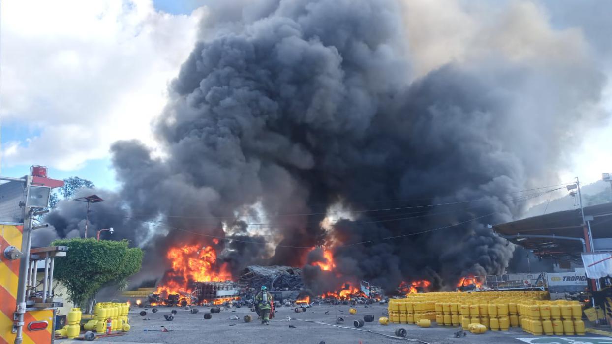 bomberos-sofocan-incendio-de-grandes-magnitudes-en-planta-de-gas-ubicada-en-soyapango