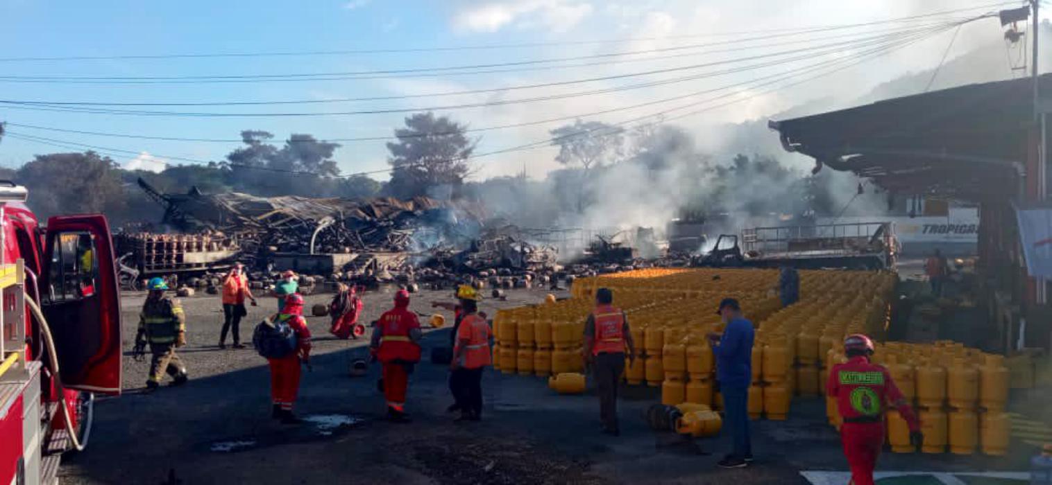 presidente-bukele-destaca-eficiencia-de-bomberos-al-sofocar-mega-incendio-en-soyapango