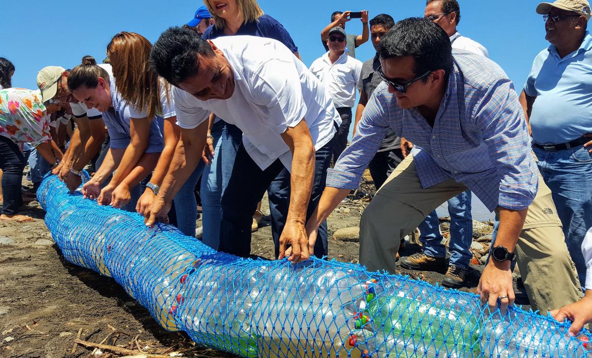 medio-ambiente-extrae-cerca-de-5000-libras-de-plastico-de-rios-gracias-a-riobardas