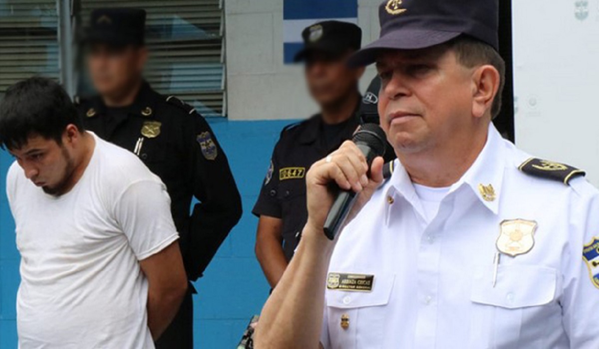 PNC incauta armas y uniformes policiales a pandillero en Santa Ana pnc-incauta-armas-y-uniformes-policiales-a-pandillero-en-santa-ana