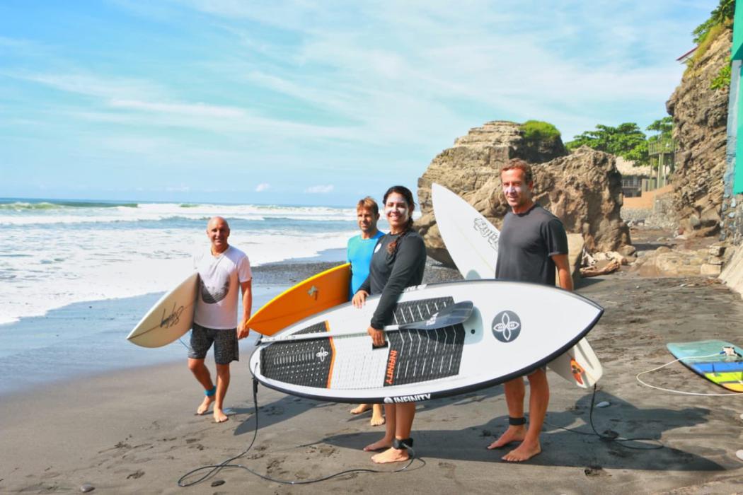 Surfistas europeos visitan las costas salvadoreñas surfistas-europeos-visitan-las-costas-del-pais