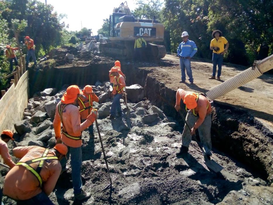 MOP y FOVIAL trabajan sin descanso para rehabilitar paso sobre Carretera el Litoral mop-y-fovial-trabajan-sin-descanso-para-rehabilitar-paso-sobre-carretera-el-litoral