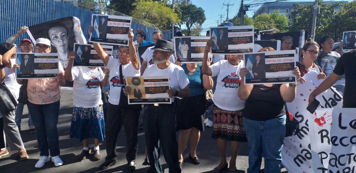 Protestas contra ley de amnistía aprobada ayer por 44 diputados protestas-contra-ley-de-amnistia-aprobada-ayer-por-44-diputados